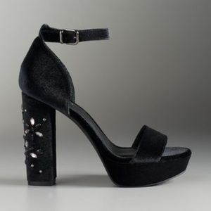 💎 Vera Wang Jeweled Velvet Heel by Simply Vera